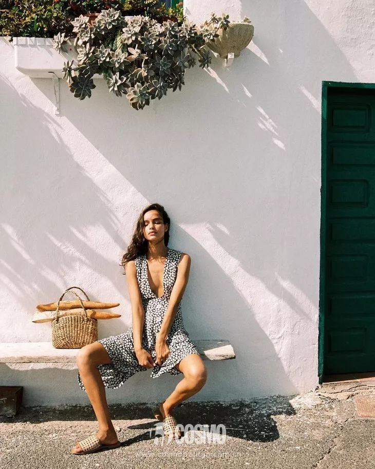 刘雯穿的小黑鞋运动鞋,刘雯复古高级鞋