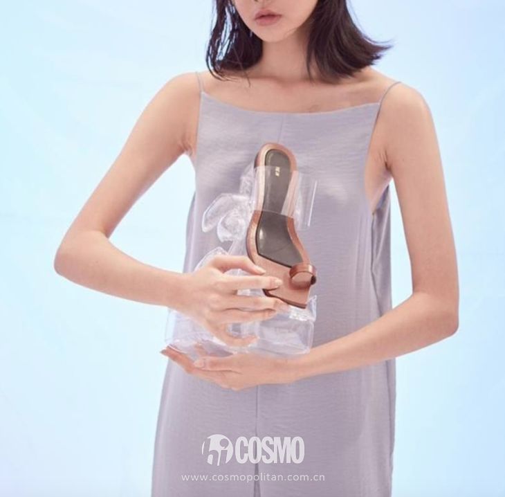 刘雯穿的小黑鞋运动鞋,刘雯复古高级鞋