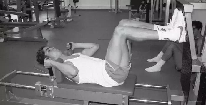 33岁的c罗依然有着20岁的身体,c罗的自律从一瓶可乐开始