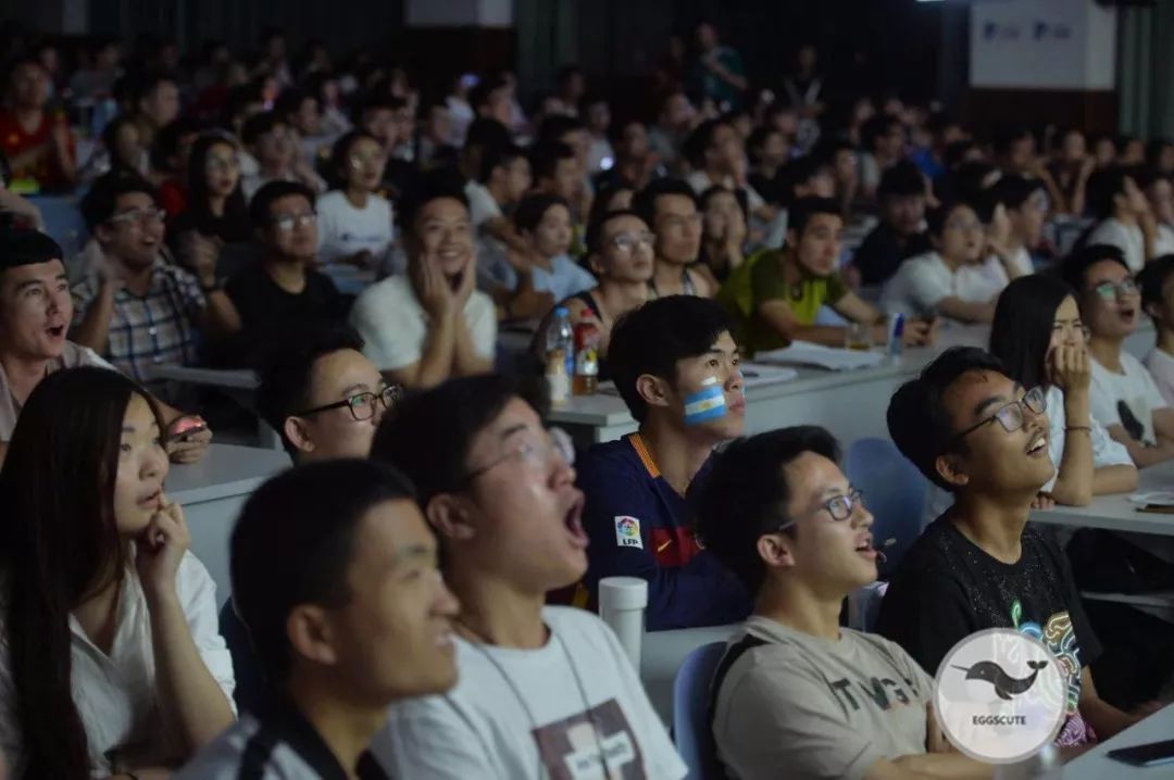 普京观看世界杯揭幕战,世界杯普京名场面