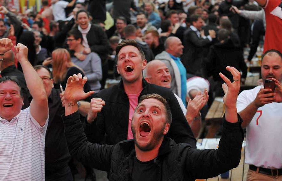 英格兰球迷庆祝阿根廷夺冠,英格兰球迷疯狂庆祝女足