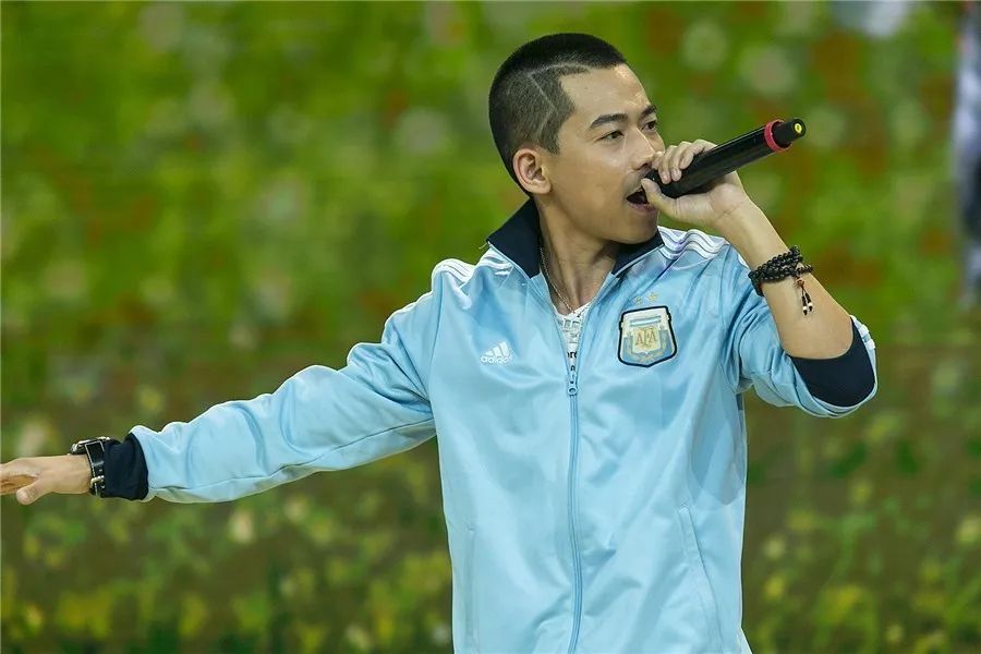 陈奕迅为林俊杰颁发金曲奖,陈奕迅颁奖世界杯