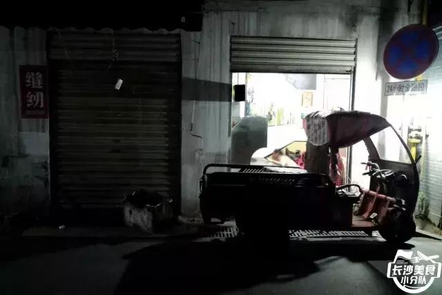 不管有没有世界杯,这家几平方的无名烧烤摊,牛肉串都要预定!