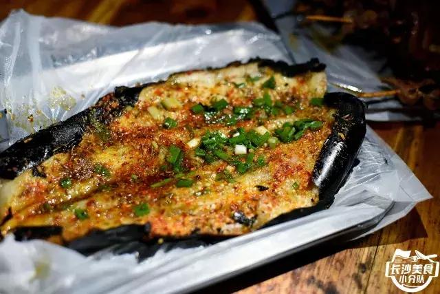 不管有没有世界杯,这家几平方的无名烧烤摊,牛肉串都要预定!