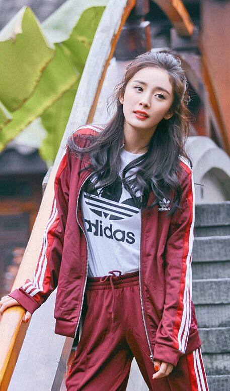 杨幂迪丽热巴黑色衣服,迪丽热巴穿杨幂同款卫衣现身