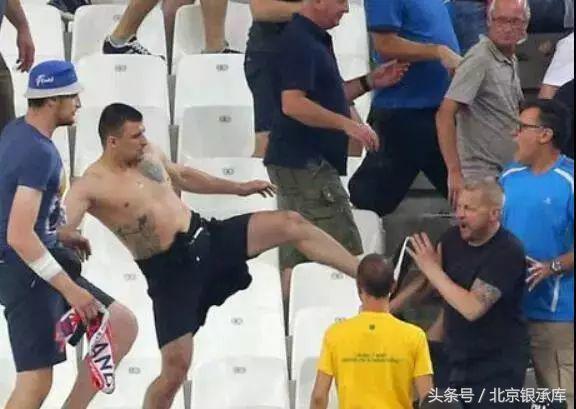 笑出腹肌,笑出腹肌采访中遇到伪球迷