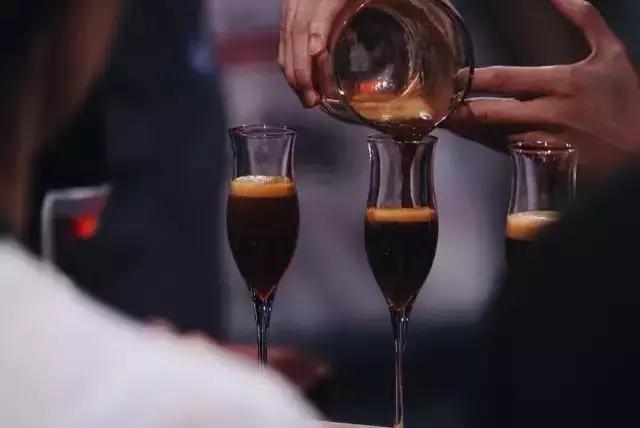 玻璃杯和陶瓷杯哪个更适合喝茶,喝咖啡用陶瓷杯还是玻璃杯