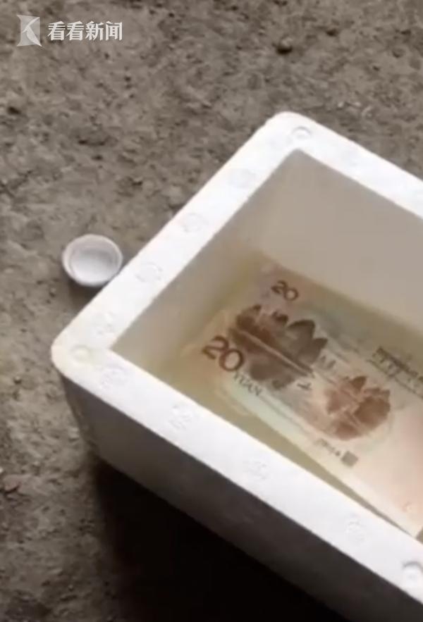 小伙嚣张曝光20万*币假**制作流程：手感特别棒