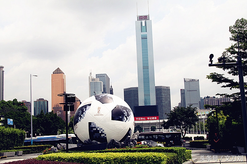 放在广州天環门口的超级大足球有秘笈，可你未必知道