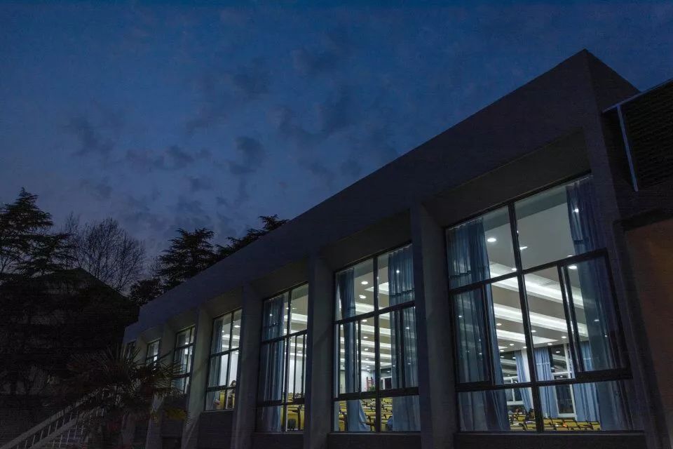 龙王山脚下,南信大去爬龙王山