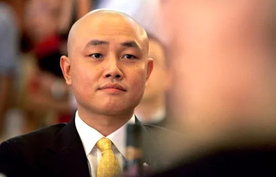 她2年还债8亿,三度把入狱丈夫捧上大陆首富,用一句话惹哭无数人