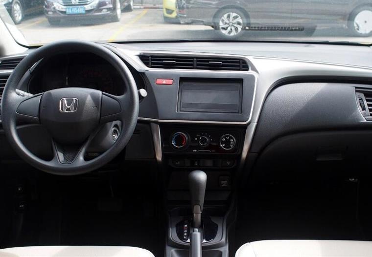 这4款车用塑料板代替中控屏，最狠的连收音机都没有！