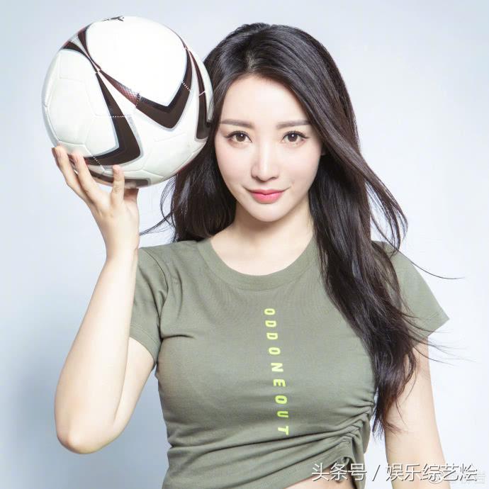 柳岩穿足球衣服,柳岩露脐装跳舞