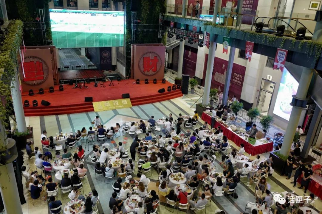在高颜值地标撸串小龙虾看世界杯：闵行的购物中心多到能写对联！