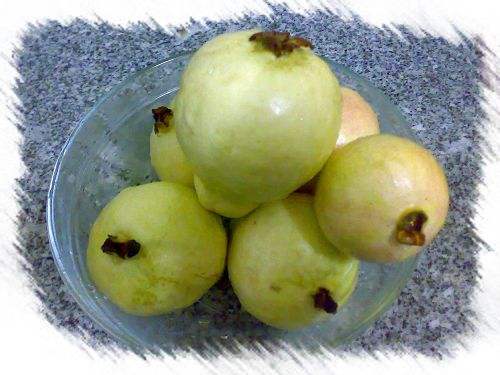 与榴莲一样，爱它的人着迷，讨厌它的人避而远之！农村里的野果子