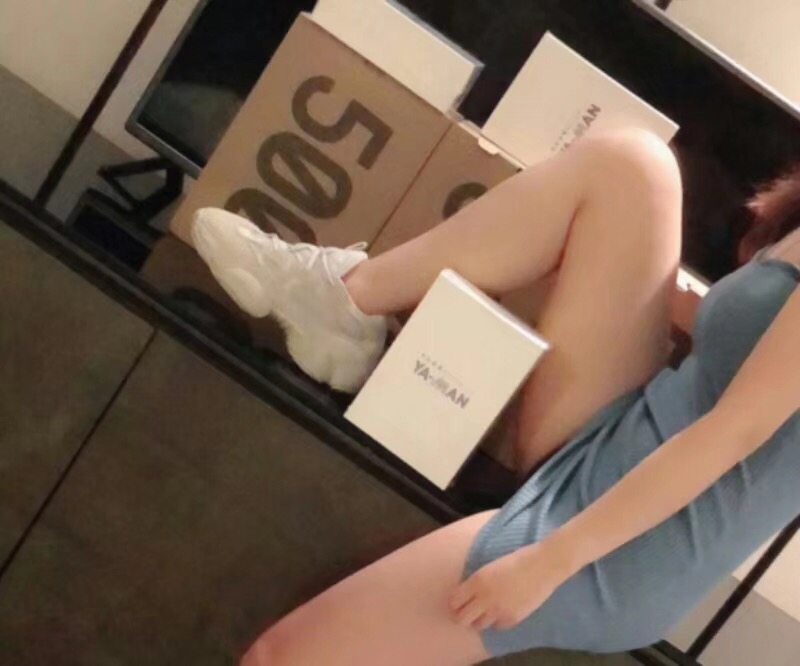 AJ1橘红、yeezy白斑马、ClotXAF1白丝绸、黑*弹子**哪双会更style