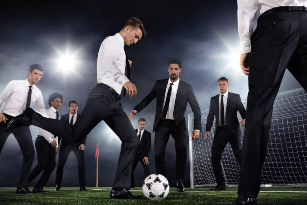 c罗没有进球靠在广告牌上,c罗把球踢得多高