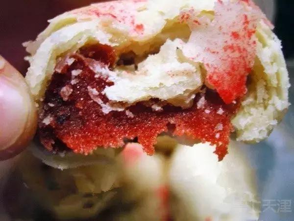 天津传统煎饼果子 (煎饼果子是天津人的小吃)