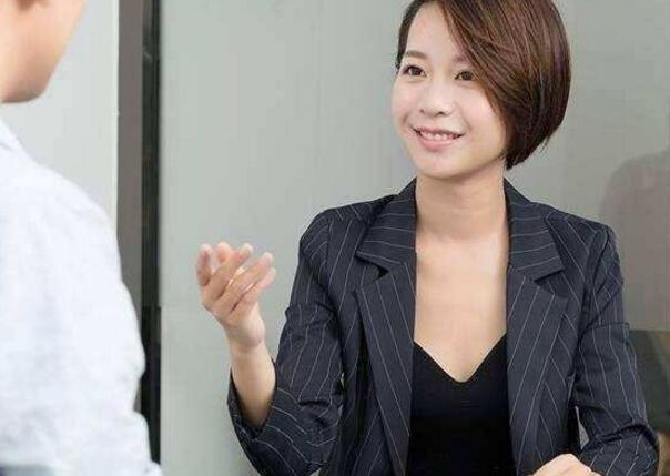 女面试官：现在亲我的嘴，你能做到么？男子一个动作当场录取