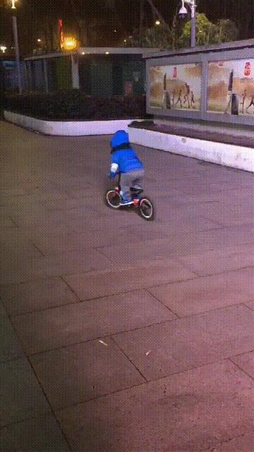南京3岁萌娃，旋风小子骑平衡车