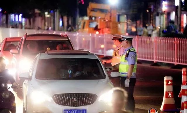 交警推出欧洲杯酒驾套餐,交警严查世界杯酒驾
