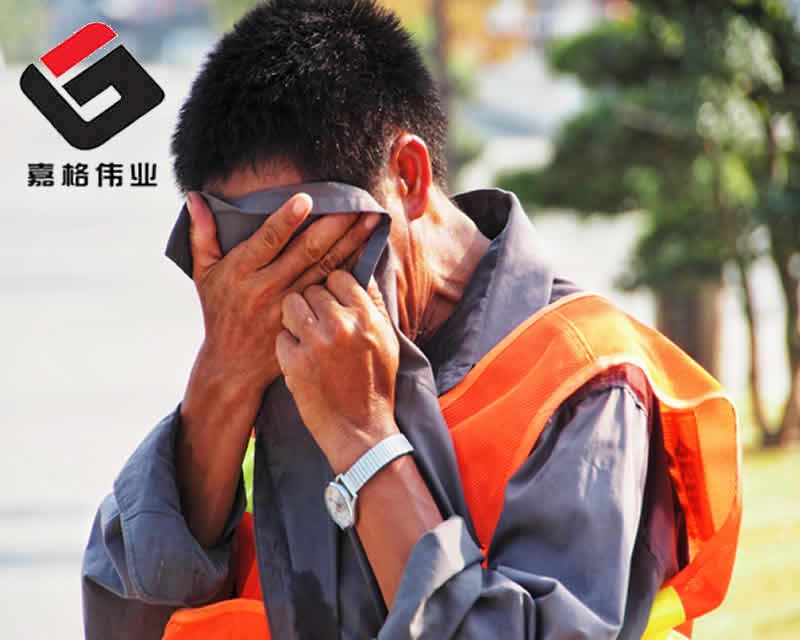 同样是炎热的夏季，有的人为了世界杯，有的人却是为了他人