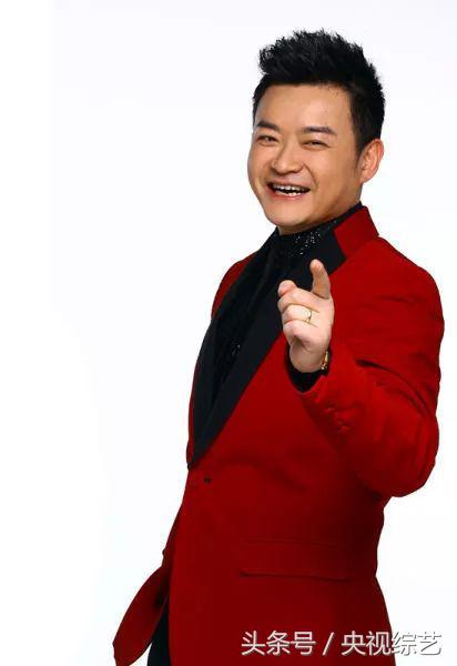 前喀麦隆国青队队员展示花式足球脚法,黄金舞台秒变绿荫场!