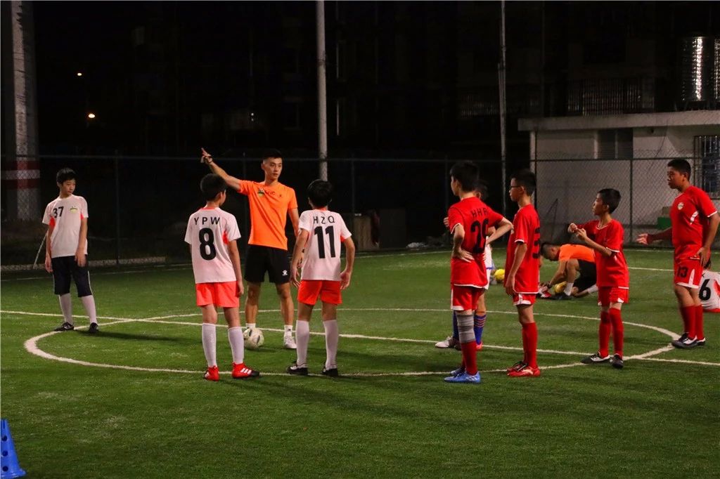 绿茵场追逐足球梦,明明可以靠颜值偏偏靠拳击