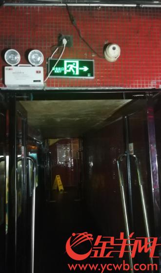 电线织成“蜘蛛网”、疏散门“隐身”墙体,在这些场所看世界杯安全吗?