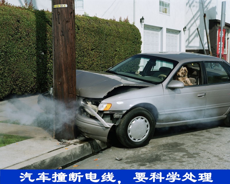 汽车撞电线杆断了,车刮坏电线会触电吗