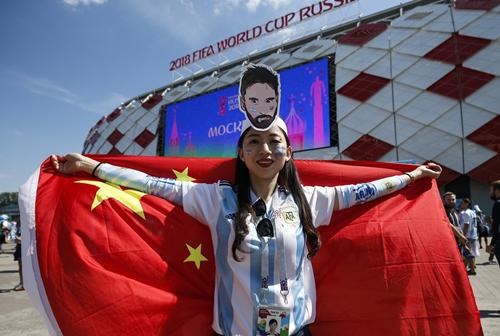 中国女球迷目睹梅西破门,梅西进球阿根廷女球迷