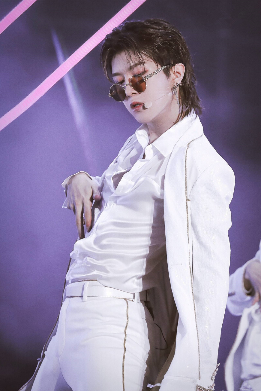 乐华七子广州见面会范丞丞露腹肌,乐华娱乐上海见面会范丞丞