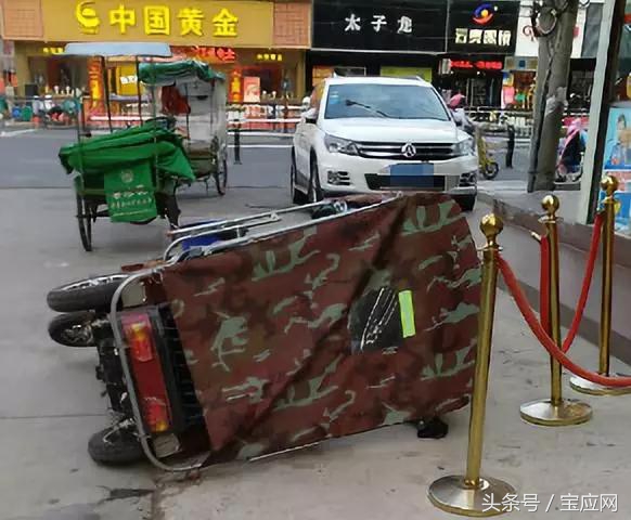 宝应两男子在大街上打架，还把车子掀翻