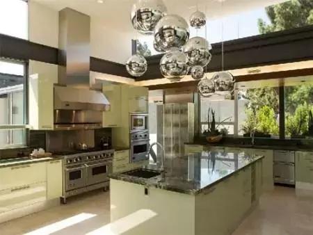 梅西到底有多少钱买了多少套房,梅西一个月工资多少钱