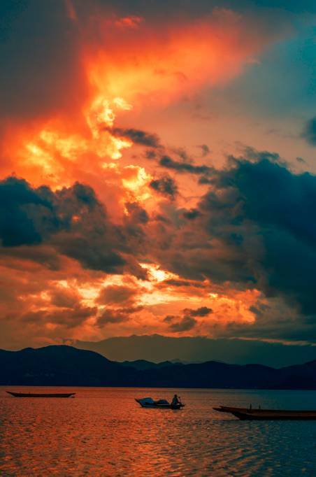 驻足眼前美景,泸沽湖的静谧之美