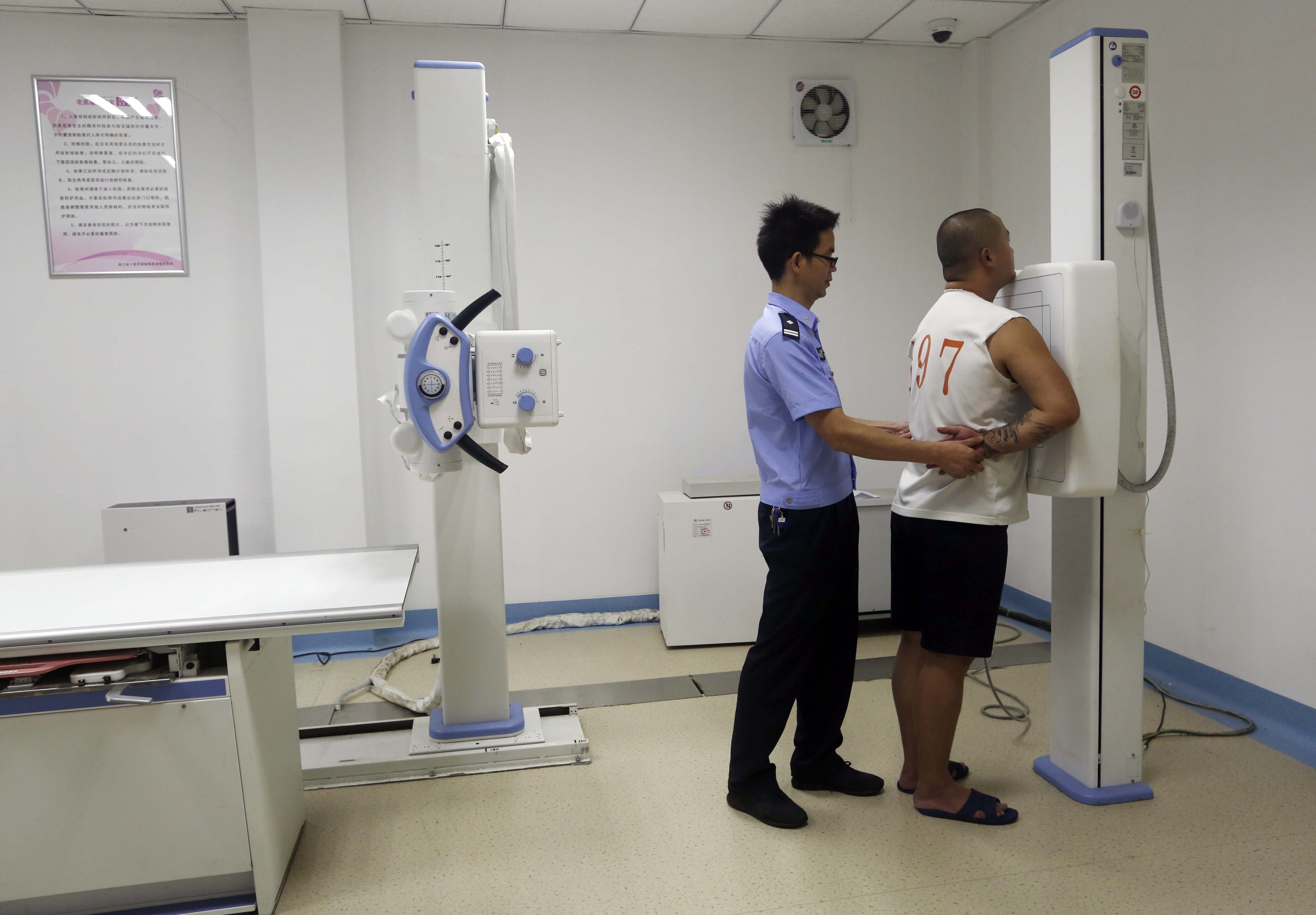 这位戒毒医生18年帮助15000人解除毒瘾,有人磕头谢恩