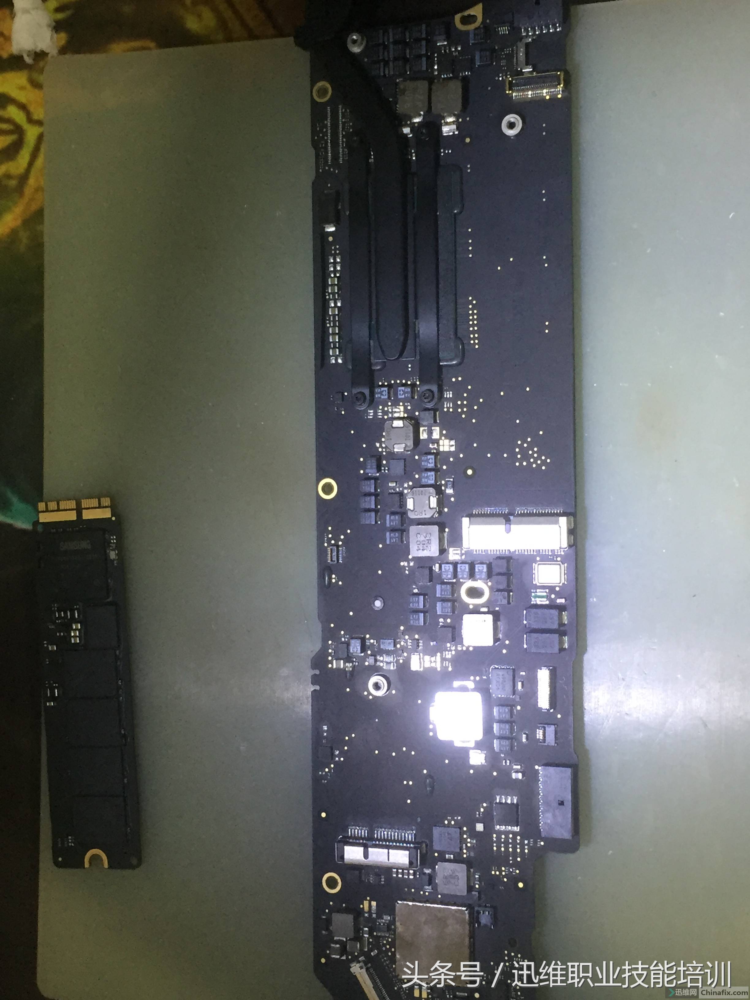 苹果笔记本进水暗屏,苹果笔记本进水主板烧了修多少钱