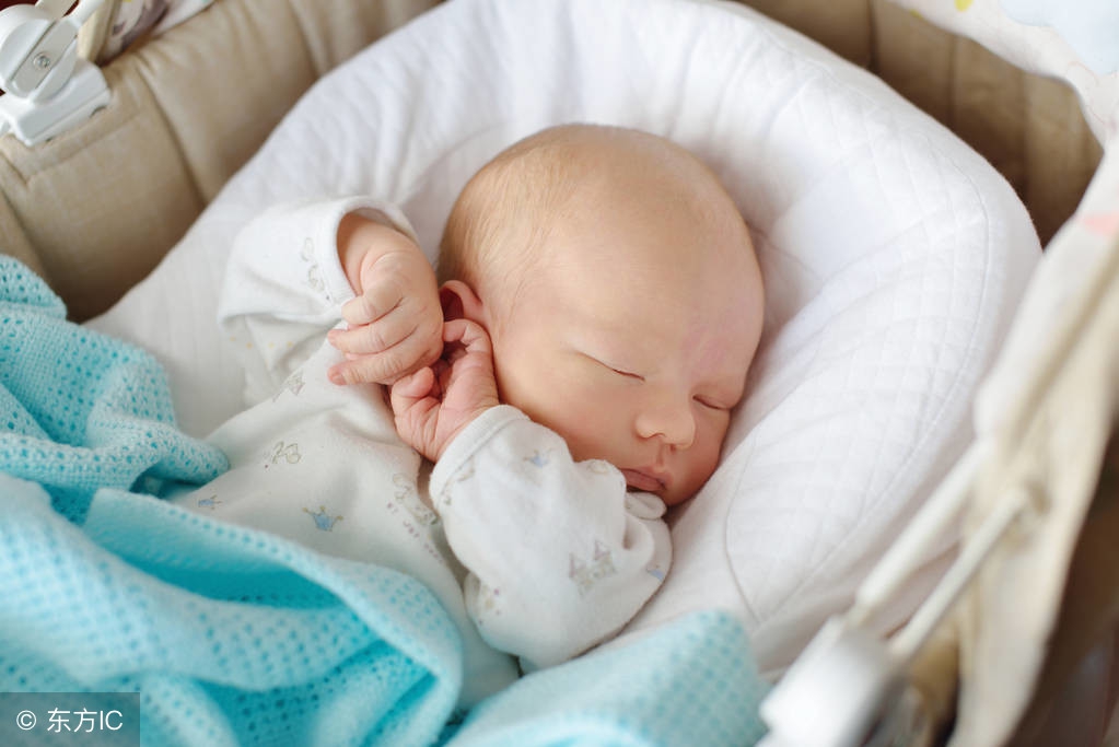 新生儿睡觉黑白颠倒怎么纠正过来,新生儿颠倒黑白睡觉怎么办