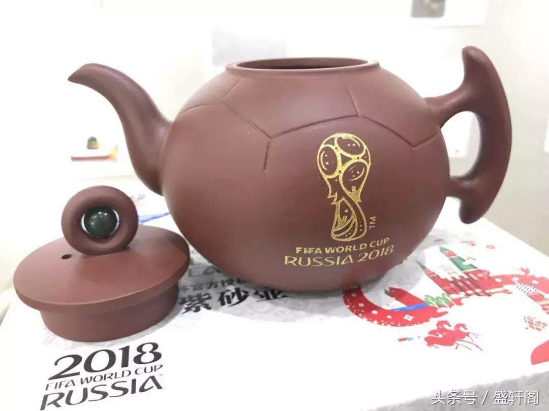 中国艺术名片《世界杯足球梦紫砂壶》实物鉴赏