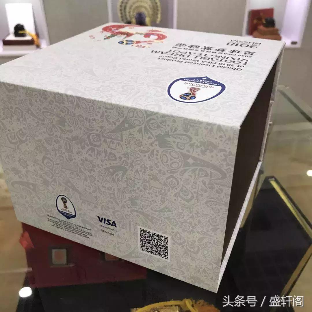 中国艺术名片《世界杯足球梦紫砂壶》实物鉴赏