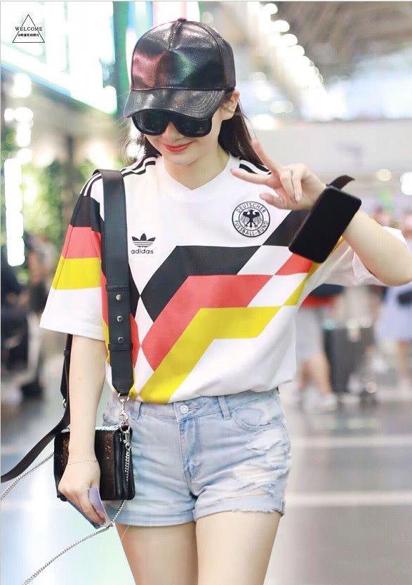 戚薇小蛮腰全身照,戚薇青春靓丽活泼可爱