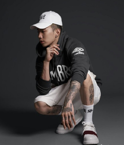 先不粉你了C罗！我被球场上那个化妆纹眉定发型的精致蓝孩吸引了