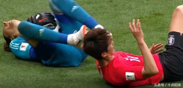 韩国球迷自嘲不忘带上中国男足:踢成这样,还以为是中国队在比赛