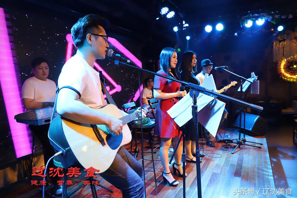 音乐配美食如歌如戏，酒吧加上串串香是一种什么样的体验