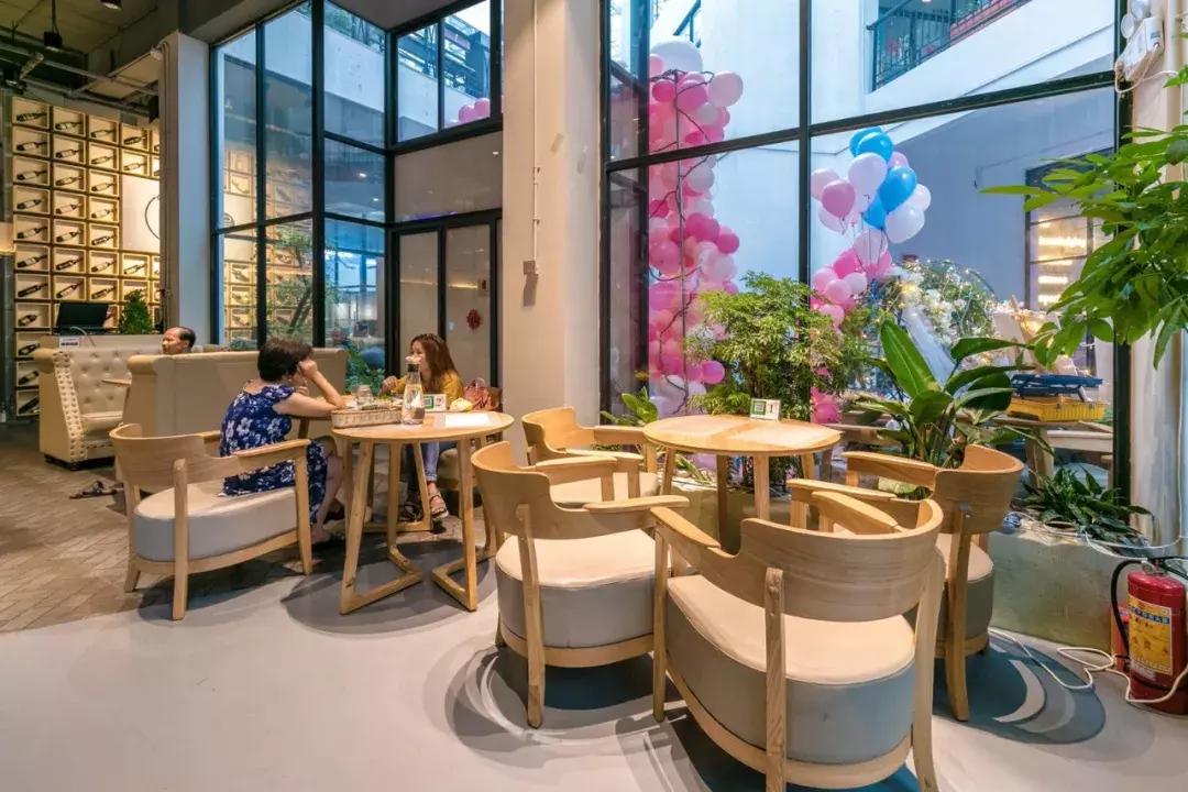 适合小情侣去的餐吧,一家很有情调和气氛的露天餐吧