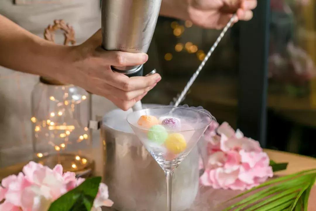 适合小情侣去的餐吧,一家很有情调和气氛的露天餐吧