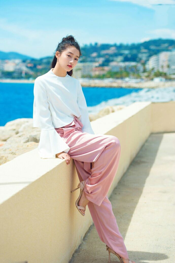 关晓彤足球,关晓彤腿长108厘米