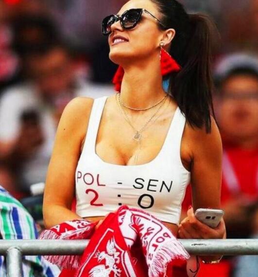 篮球场看台上的吸睛美女,中超看台美女球迷吸睛