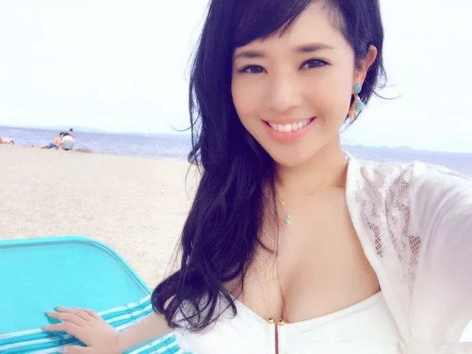 苍井空穿低胸吊带秀事业线，男网友说下垂，苍老师一句话显高情商