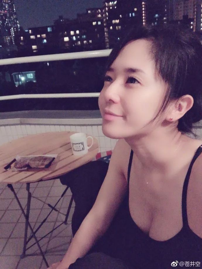 苍井空穿低胸吊带秀事业线，男网友说下垂，苍老师一句话显高情商